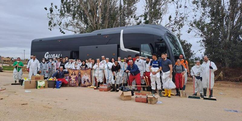Un grupo de hermanos de Jes&uacute;s el Pobre y Mar&iacute;a Sant&iacute;sima del Dulce Nombre en su Soledad viaja a Paiporta: &laquo;Escuchamos a los afectados y les dimos nuestro cari&ntilde;o&raquo;