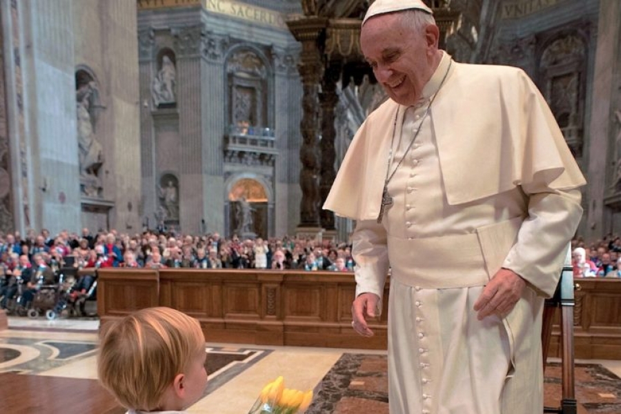 Francisco se acerca para saludar a los peregrinos holandeses