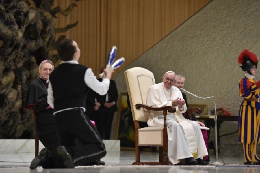 Circo: Con su belleza, &laquo;hagan que todos suban m&aacute;s cerca de Dios&raquo;