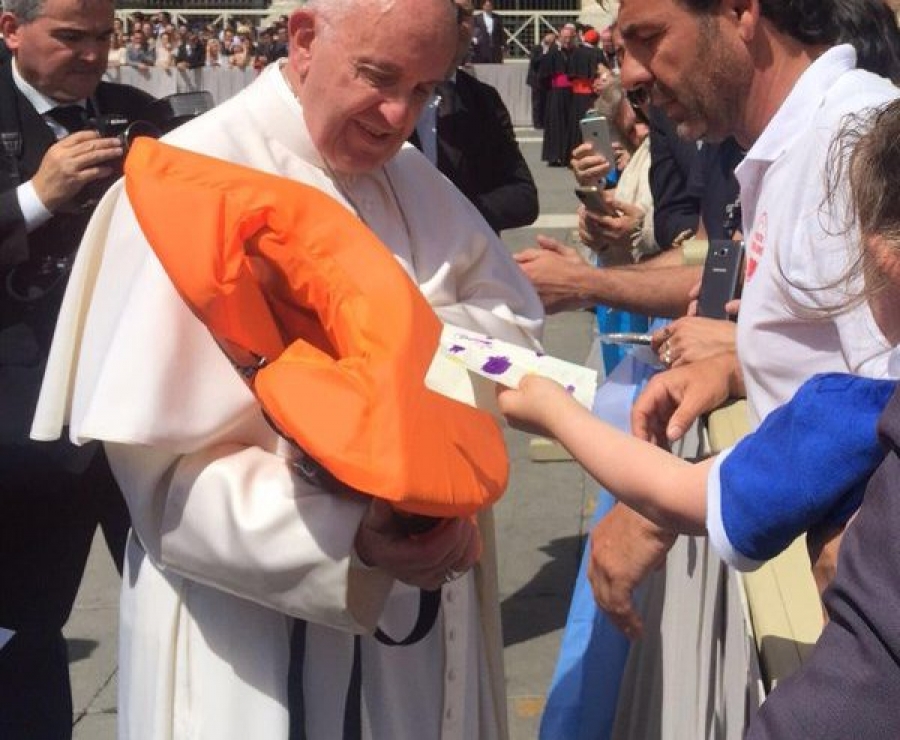 Francisco recibe el salvavidas de una ni&ntilde;a siria que muri&oacute; en el mar