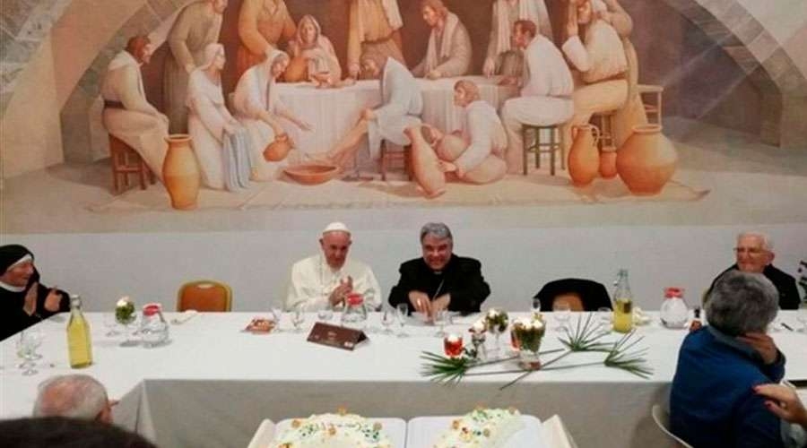 El Papa sorprende a obispo italiano al acudir a su celebraci&oacute;n de cumplea&ntilde;os