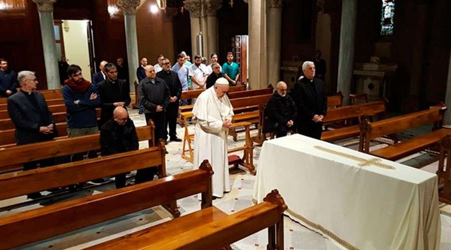 Papa Francisco acude a funeral de sacerdote que fue su chofer en Argentina