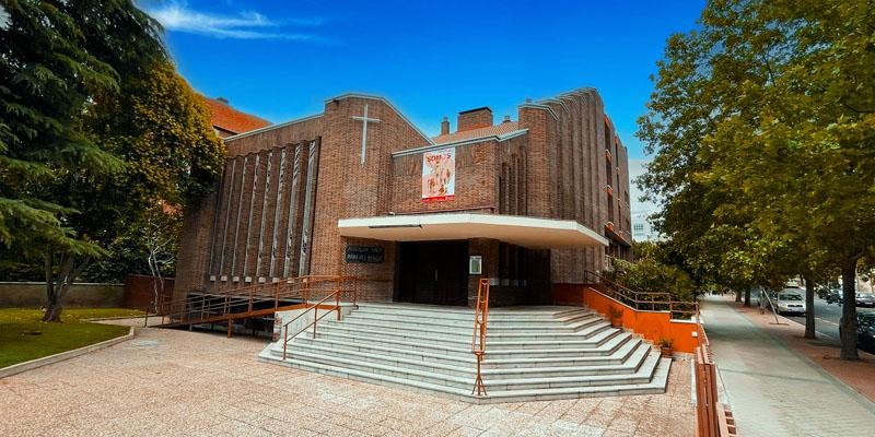El obispo auxiliar Juan Antonio Mart&iacute;nez Camino preside la toma de posesi&oacute;n del nuevo p&aacute;rroco de Santa Mar&iacute;a del Bosque