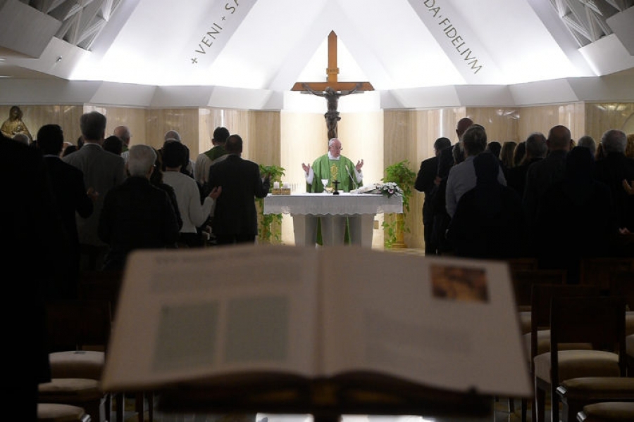 El Papa en Santa Marta: &laquo;Dios llora frente a las calamidades y las guerras&raquo;