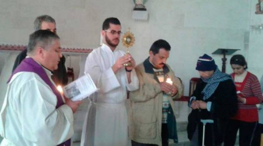 En catedral de Siria se reza el V&iacute;a Crucis con una reliquia de la Vera Cruz