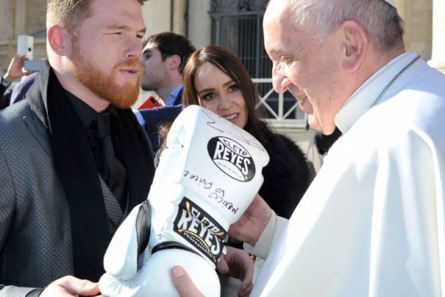 El boxeador mexicano Sa&uacute;l &Aacute;lvarez 'El Canelo' saluda al Papa