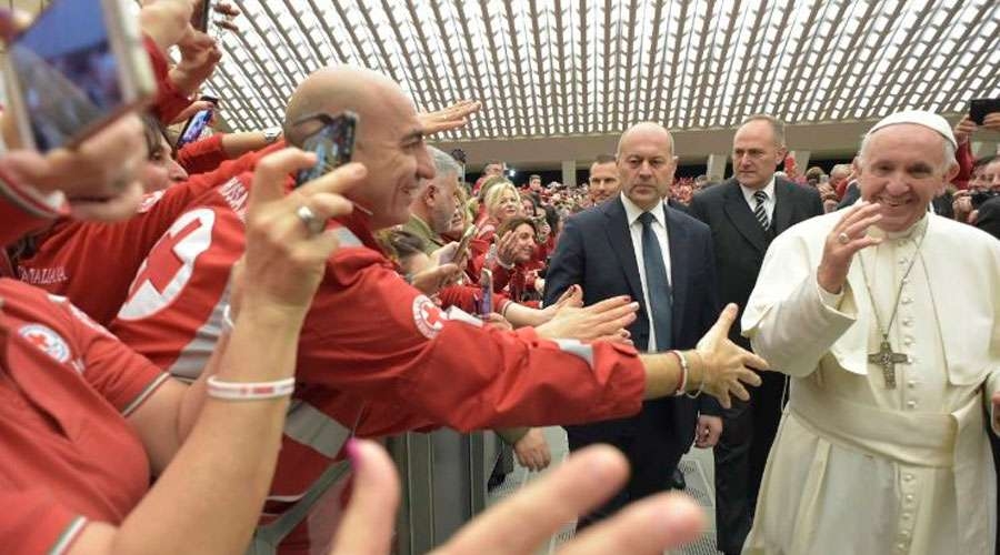 El Papa ve en los voluntarios de la Cruz Roja el reflejo del Buen Samaritano