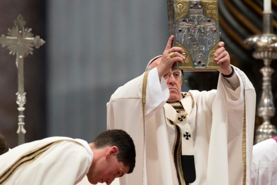 El Papa a los sacerdotes en la Misa crismal: 'Anuncien la verdad, la misericordia y la alegr&iacute;a'