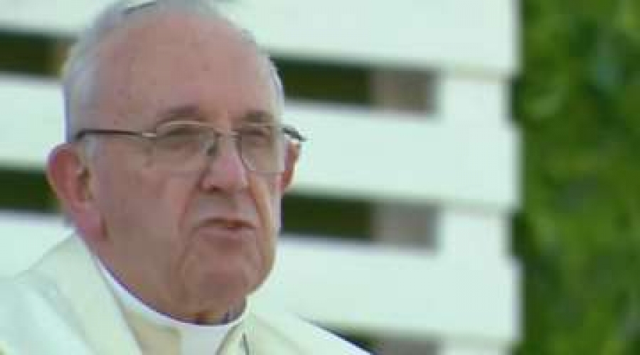 El Papa Francisco interrumpe su discurso para pedir oraci&oacute;n por joven desmayada