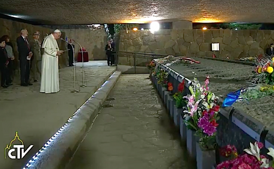 El Papa reza al &laquo;Dios de los rostros y de los nombres&raquo; en las Fosas Ardetinas