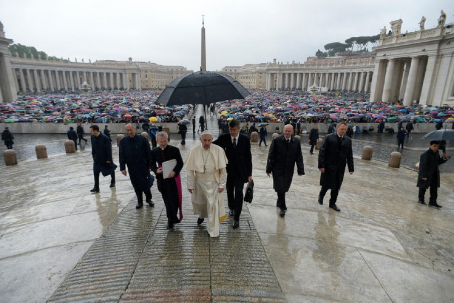 El Papa: 'No se puede sentir compasi&oacute;n por los animales e indiferencia por el pr&oacute;jimo'