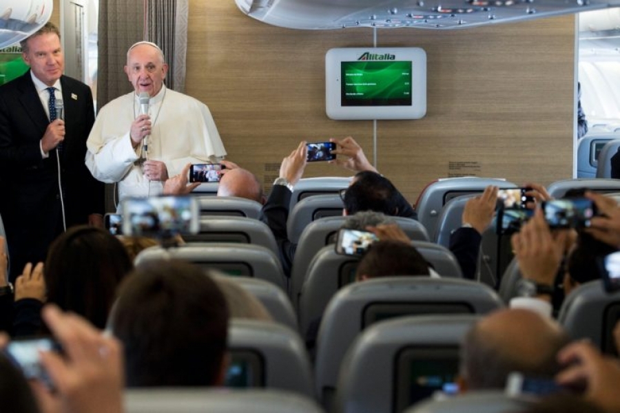 Viaje a Colombia: el Papa Francisco en el vuelo pide oraciones por Venezuela