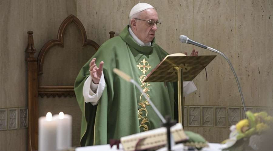 Papa Francisco: &laquo;El pueblo de Dios sale adelante gracias a la fuerza de mujeres valientes&raquo;