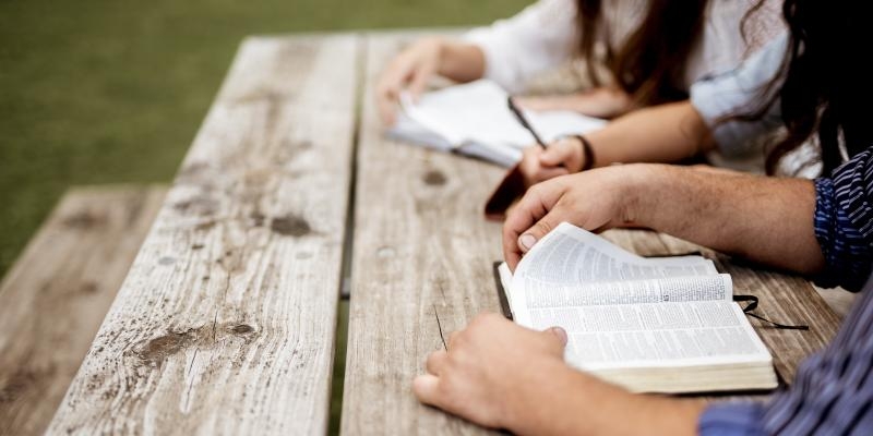 El obispo auxiliar de Madrid, Vicente Mart&iacute;n Mu&ntilde;oz, preside la Misa en la Jornadas de Pastoral Juvenil Vocacional 2026 organizadas por CONFER