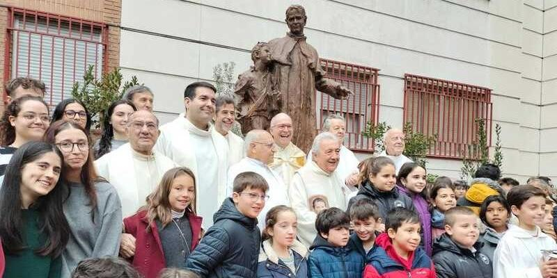 Ni&ntilde;os, j&oacute;venes, fieles y salesianos se re&uacute;nen en el santuario de Mar&iacute;a Auxiliadora de Atocha para celebrar la llegada del monumento a Don Bosco