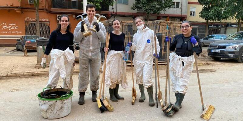 Los j&oacute;venes de Madrid llevan esperanza a las zonas afectadas por la DANA en Valencia: As&iacute; ha sido el viaje ayudando a familias que &laquo;se sienten abandonadas&raquo;