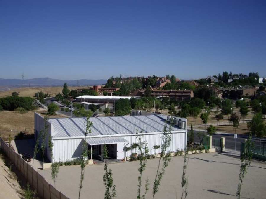 Monse&ntilde;or Carlos Osoro imparte el sacramento de la confirmaci&oacute;n en Santa Genoveva Torres, de Majadahonda