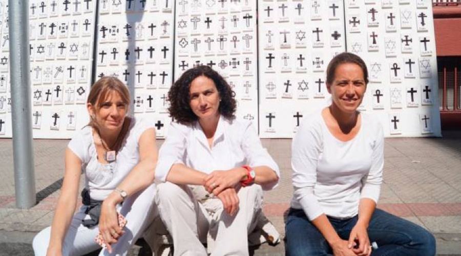 Mujeres de blanco denuncian contenido tendencioso en simposio sobre aborto en Chile