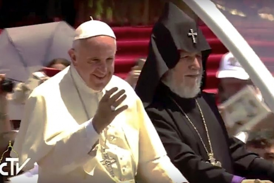 Francisco saluda a los fieles armenios desde el papam&oacute;vil tras la misa al abierto