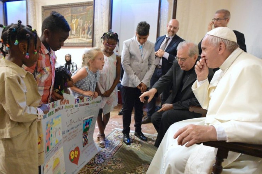El Papa saluda a familias de refugiados hospedados por las parroquias romanas