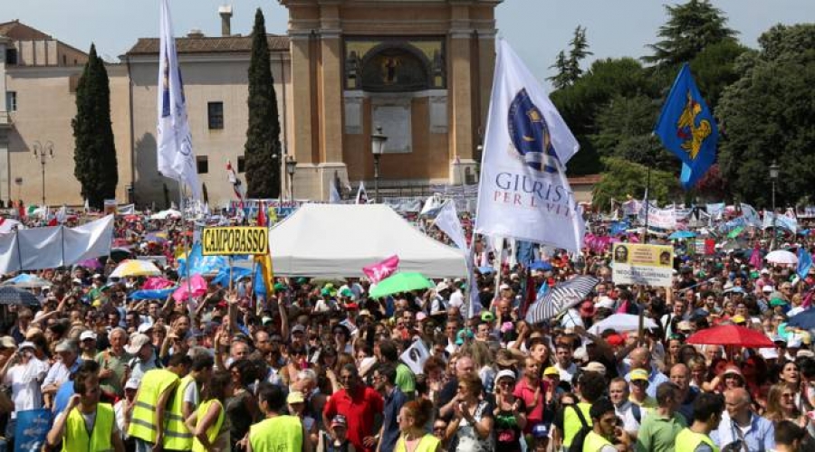 Anuncian multitudinaria manifestaci&oacute;n pro familia y contra &laquo;matrimonio&raquo; gay en Italia
