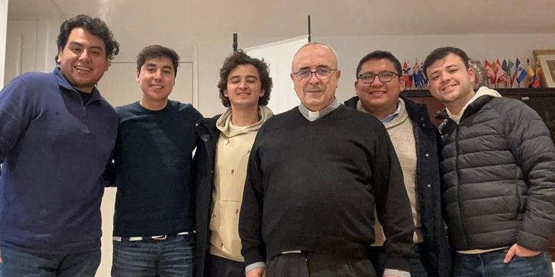 Los j&oacute;venes de la parroquia Santa Cruz se sufragan el Jubileo con visitas guiadas a la torre: &laquo;La mayor&iacute;a de la gente termina feliz, no se imaginan que sea tan bonito&raquo;