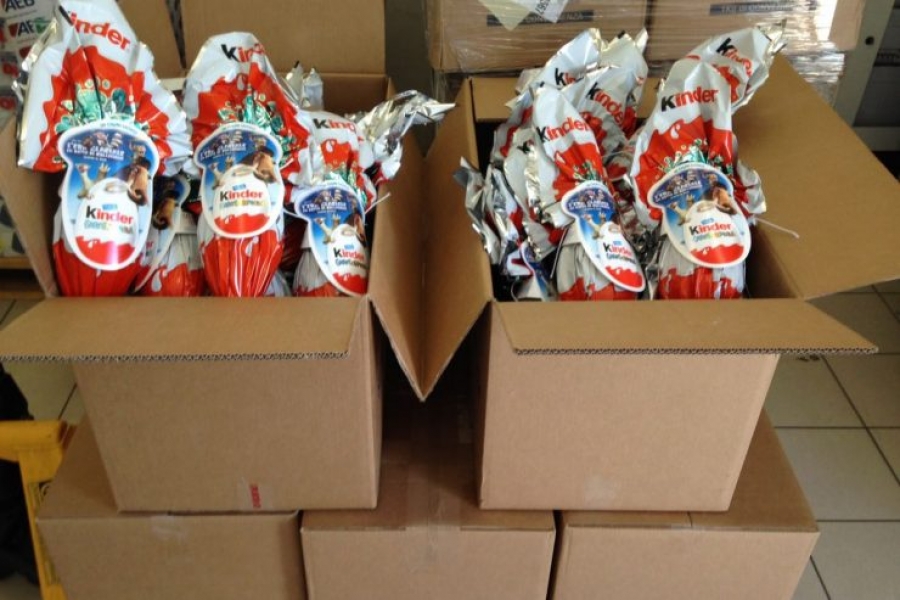 El papa Francisco dona huevos de pascua a los ni&ntilde;os de los hostales C&aacute;ritas