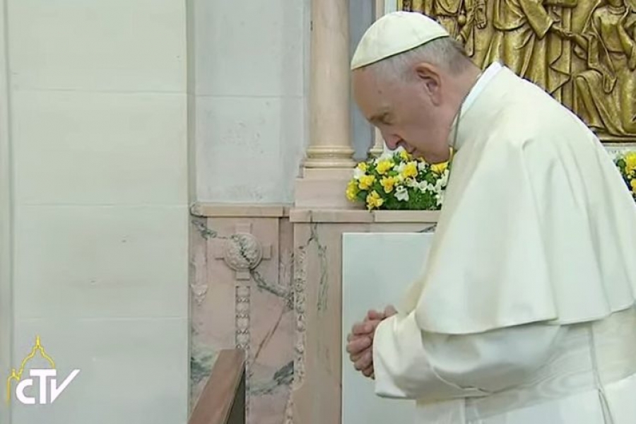 Plegaria silenciosa del Santo Padre ante las tumbas de Jacinta y Francisco