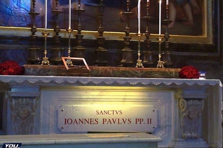 Francisco reza en la tumba de Juan Pablo II antes de su viaje a Polonia