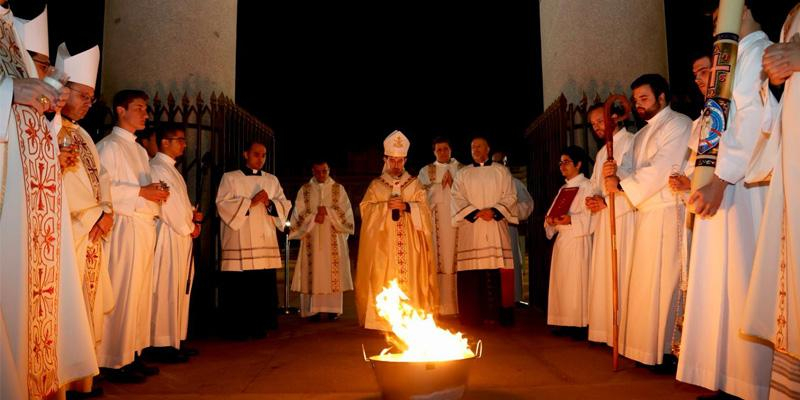 El cardenal Jos&eacute; Cobo, en la Vigilia Pascual: &laquo;&iexcl;Feliz Pascua, Cristo vive y eso cambia todo!&raquo;