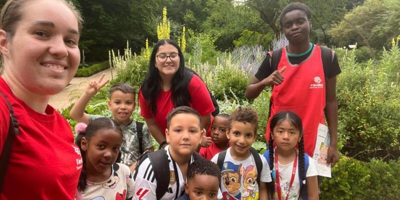 M&aacute;s de 1000 ni&ntilde;os disfrutan de las colonias y campamentos de verano de C&aacute;ritas Madrid: Jornadas en las piscinas, gymkanas en el Jard&iacute;n Bot&aacute;nico o escalada en el Caixaforum