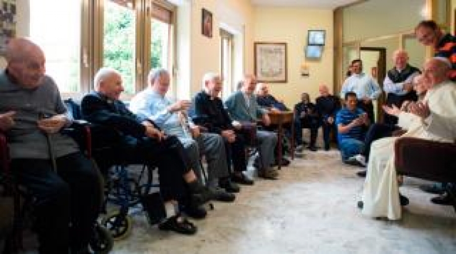 Francisco visita por sorpresa a sacerdotes ancianos y necesitados