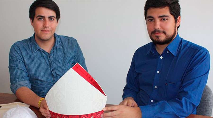 El Papa en Chile: J&oacute;venes confeccionan mitras al Papa y obispos para su visita