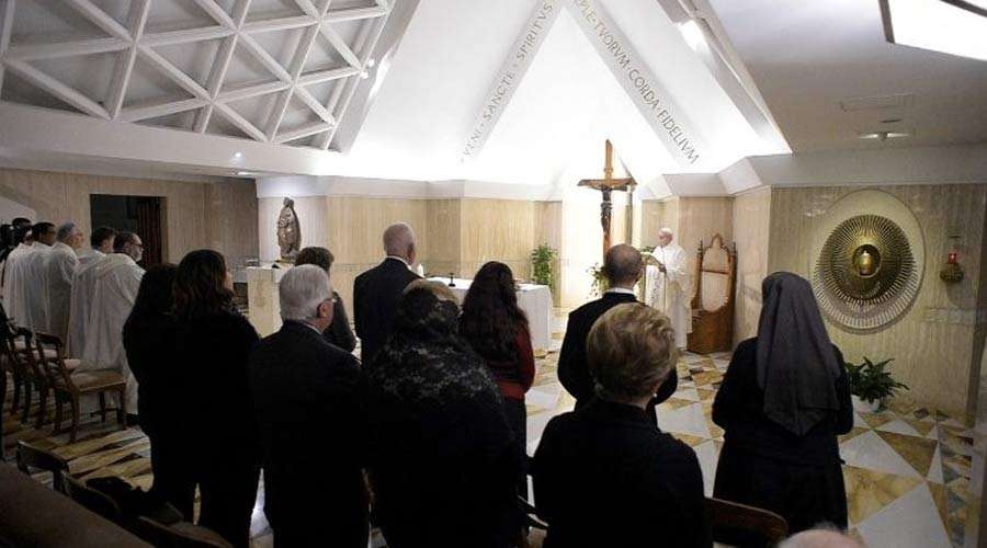 El Papa cuestiona: &iquest;C&oacute;mo se puede transmitir la fe con calumnias y habladur&iacute;as?