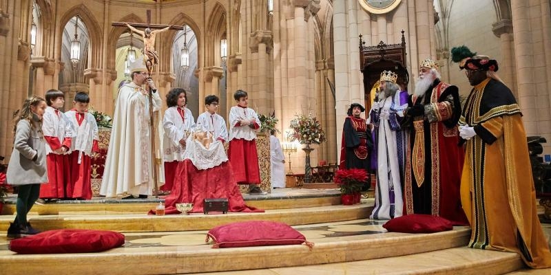 El cardenal Jos&eacute; Cobo preside la Misa en la solemnidad de la Epifan&iacute;a en la catedral de la Almudena