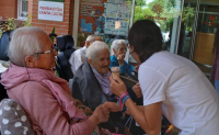 Voluntariado en la Residencia Fundación Santa Lucía de Cáritas Madrid: «Los jóvenes y mayores han disfrutado creando lazos de amistad, risas e ilusión»