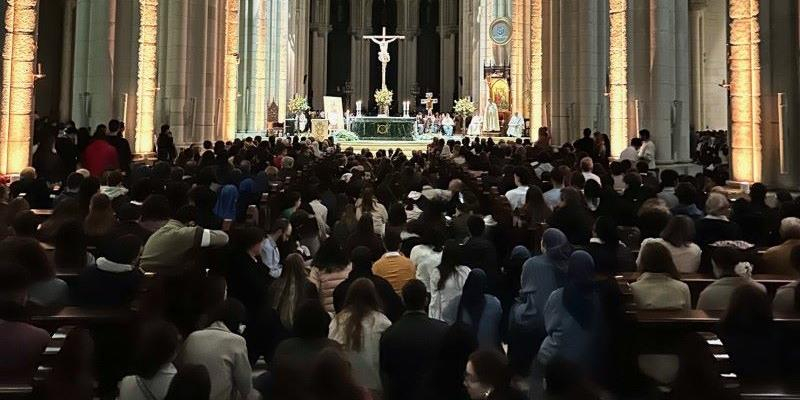 El cardenal Cobo, a los j&oacute;venes en la vigilia de la Almudena: &laquo;Id a los pies de la cruz. Mar&iacute;a nos ayudar&aacute; porque all&iacute; reconocemos que el amor es real, que perdemos el miedo y que Dios nos ense&ntilde;a su rostro&raquo;