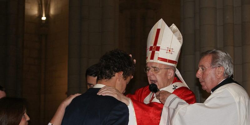 Jóvenes universitarios reciben el sacramento de la Confirmación en la catedral de manos del cardenal