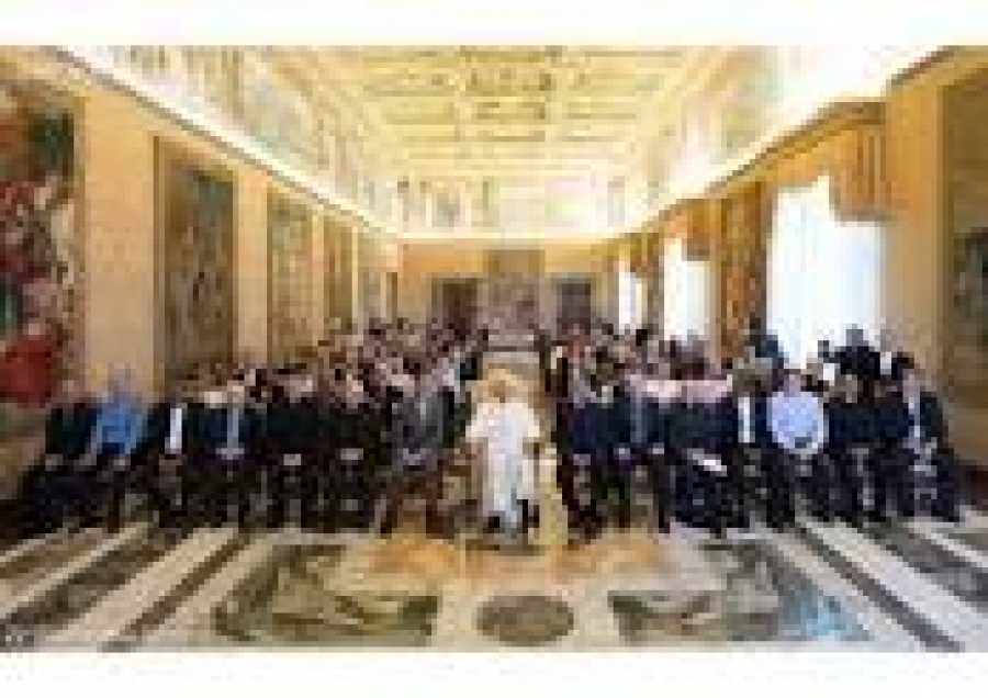 El Papa agradece a los Claretianos su trabajo misionero y les invita a expresar la maternidad de la Iglesia, madre misericordiosa