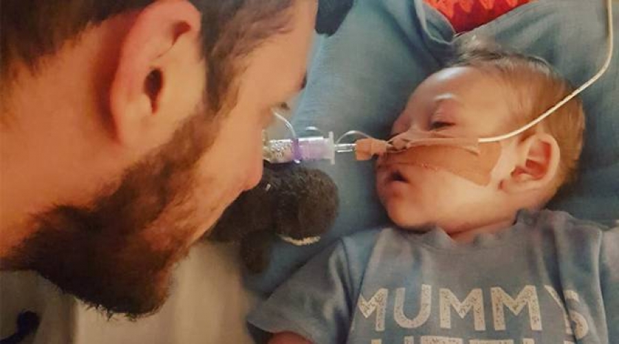 Charlie Gard: Otorgan ciudadan&iacute;a permanente en Estados Unidos a &eacute;l y su familia