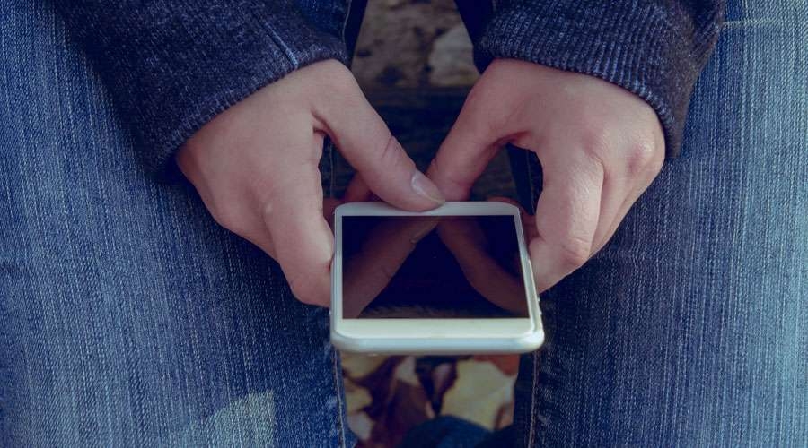 Regular uso del m&oacute;vil y redes sociales de los hijos, alienta obispo a padres de familia