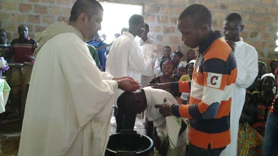 La intensa vida de un sacerdote misionero en el pa&iacute;s m&aacute;s pobre del mundo