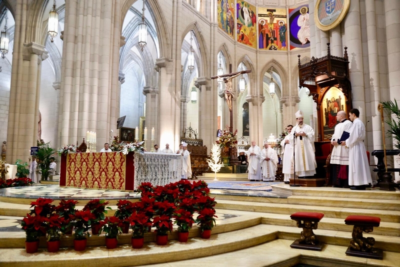El cardenal Cobo en la Misa de la noche de Navidad:  &laquo;La historia de la humanidad se ha decidido en Bel&eacute;n, donde Dios desciende en la peque&ntilde;ez. No se impone, se conf&iacute;a; no conquista, se ofrece&raquo;