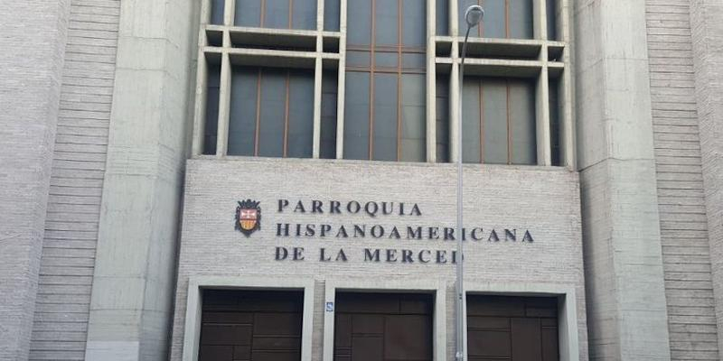El padre Ángel Camino administra el sacramento de la Confirmación en la basílica Hispanoamericana de la Merced