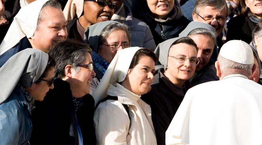 &iquest;En el Calvario nos permitir&iacute;amos tomar fotograf&iacute;as y hacer espect&aacute;culo?, pregunta el Papa