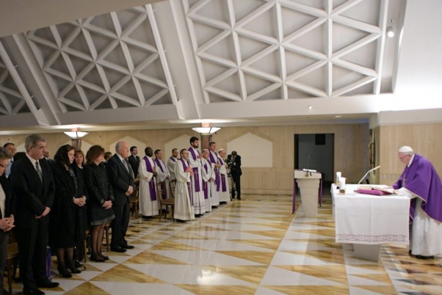 El Papa en Santa Marta: Llevar la cruz pero no como el distintivo de un equipo de f&uacute;tbol