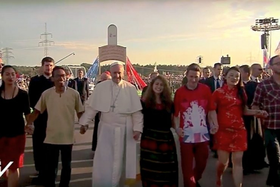 El Papa a los p&aacute;rrocos: 'Est&eacute;n cerca de los j&oacute;venes que conviven, no los abandonen'