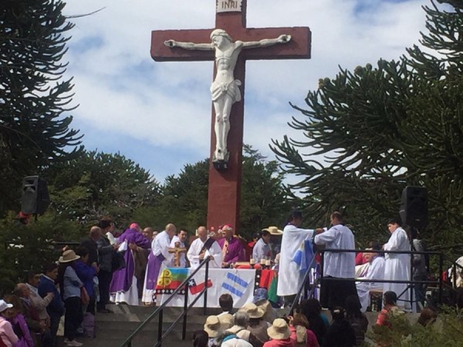 Eucarist&iacute;a une en la frontera a argentinos y chilenos desde 1950