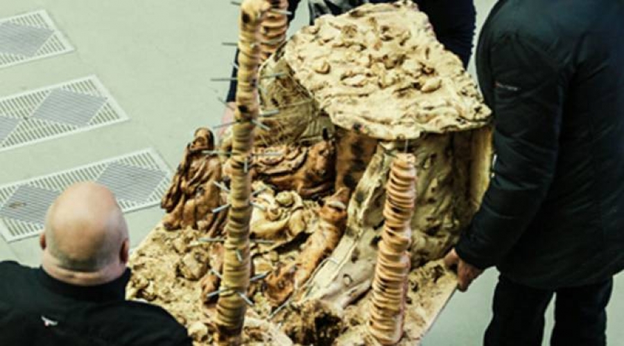 Regalan un pesebre hecho de pan al Papa Francisco