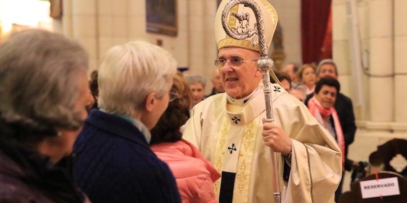 El arzobispo preside una Eucaristía con los voluntarios de Cáritas en la catedral de la Almudena